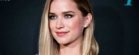 Você: Conheça a trajetória de Elizabeth Lail, a protagonista da série